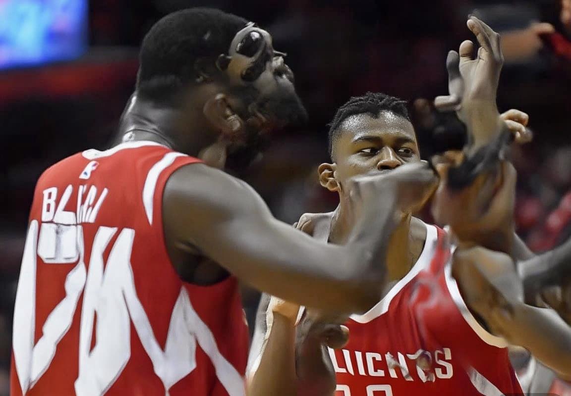 火箭队战术安排引热议：杜兰特上场时间过长暴露老将过度使用风险，球员伤病隐患下轮换策略优化刻不容缓